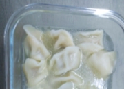 女生微波炉加热速冻饺子：便捷美食成职场新宠