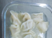 女生微波炉加热速冻饺子：便捷美食成职场新宠