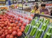 “蹭老式消费”风靡：年轻人为何开始挤进老年旅行团和社区食堂？